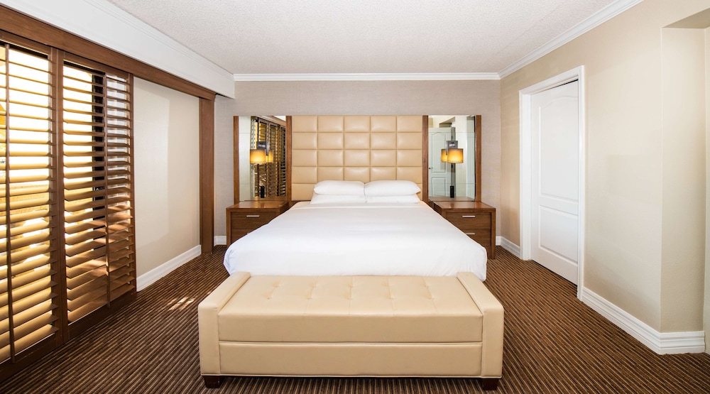 Suite, 1 King Bed (Ambassador, Agave) - Photo 2