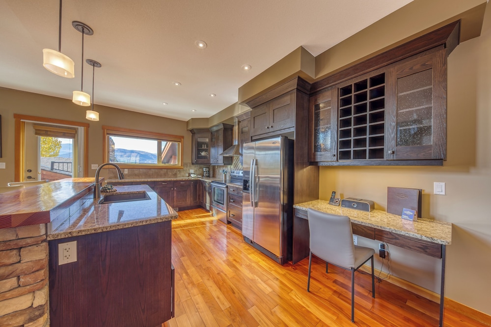 Deluxe Townhome photo 2