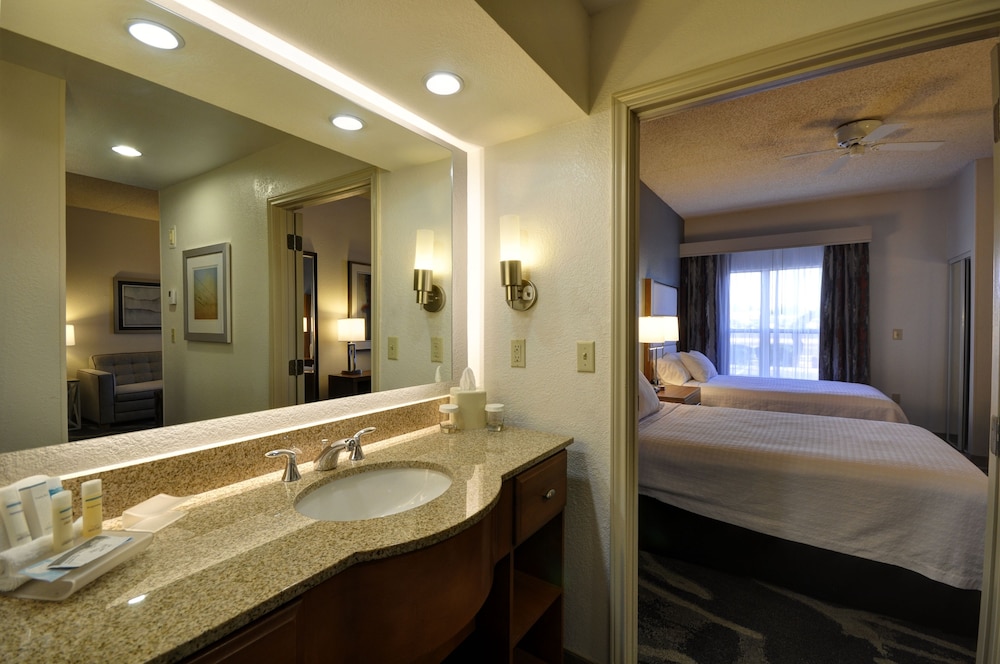 Suite, 2 Bedrooms, Accessible, Bathtub (1 King Bed, 2 Double Beds) - Photo 5