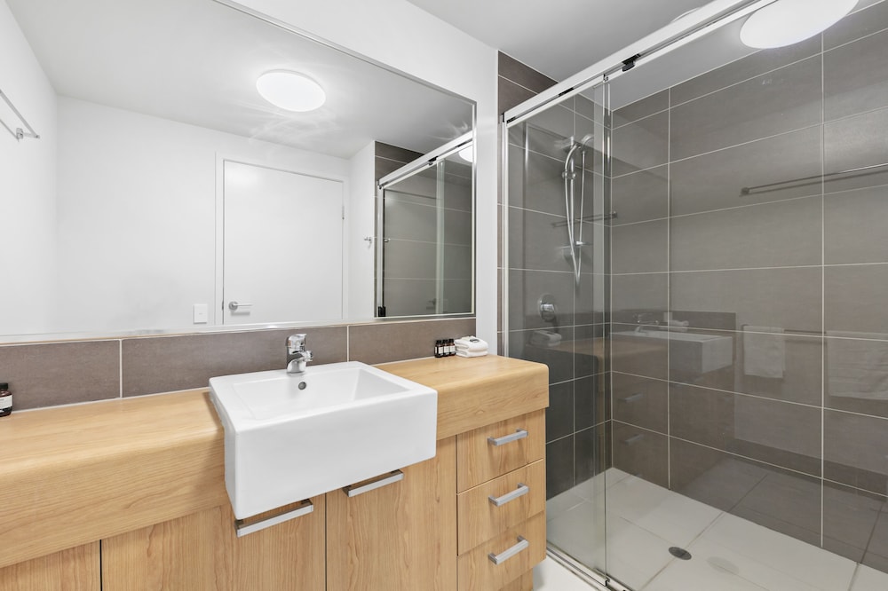 2 Bedroom Apartment on Broadwater photo 3