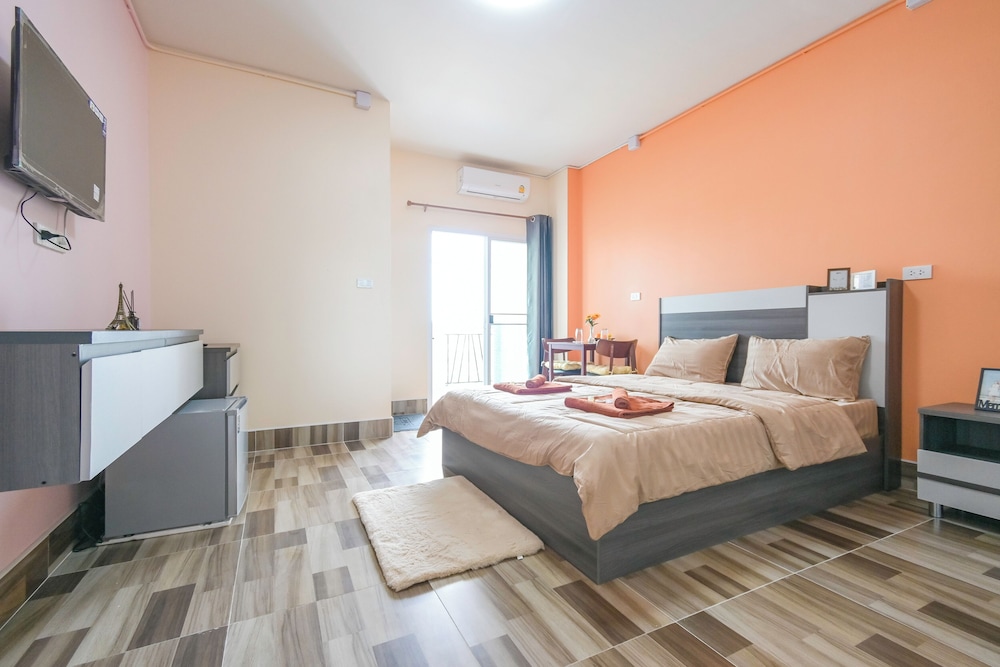 Deluxe King Room - Photo 7