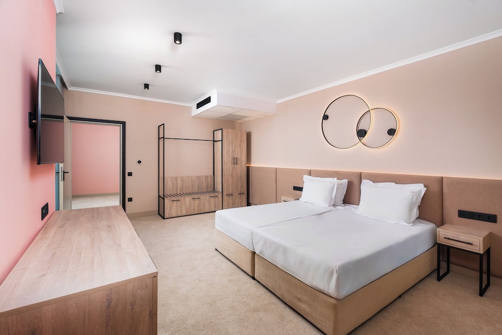 Suite, City View