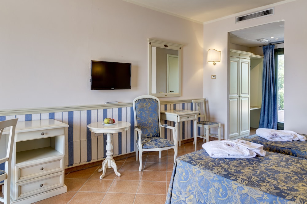 Superior Double or Twin Room, Ensuite, Hill View photo 1