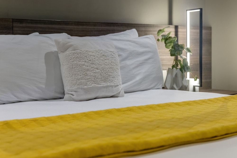 Montvale Premier Suite - Photo 4