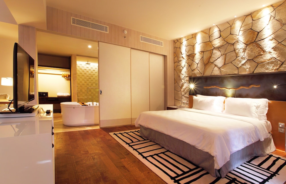 TSand Suite (Standard Check Out at 2:00 PM)