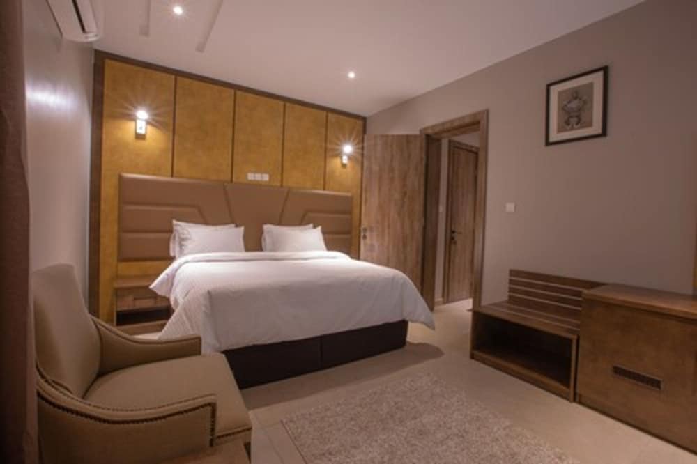 Suite - Photo 1
