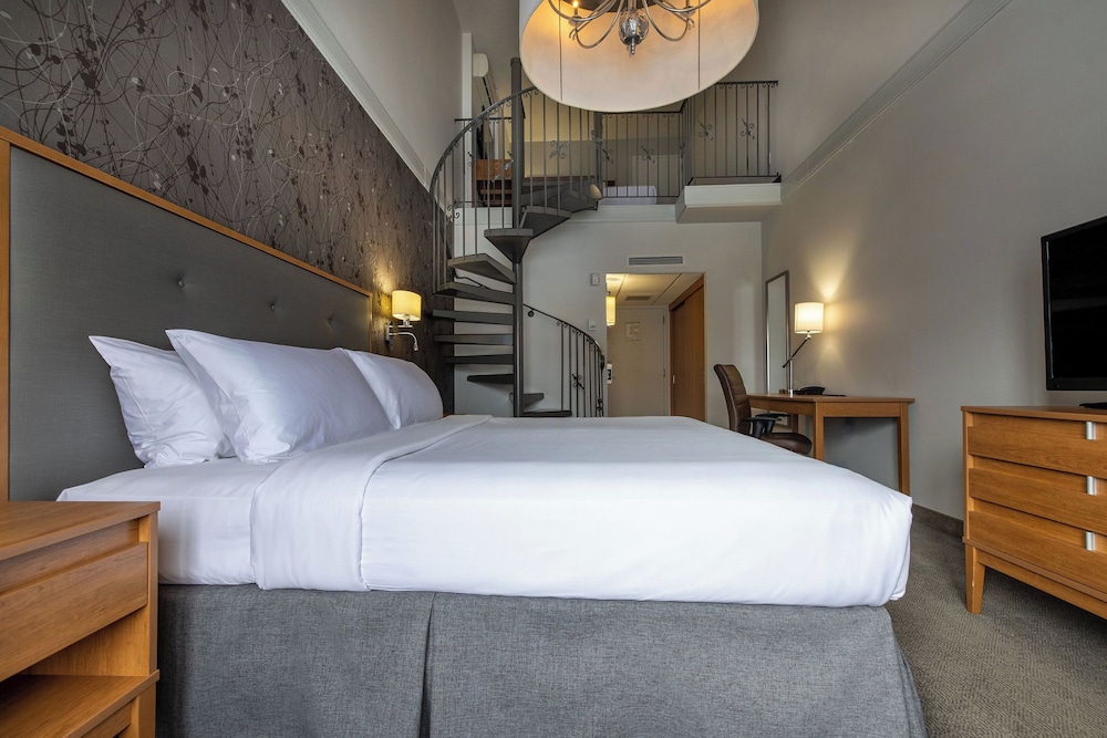 Junior Suite, 1 King Bed  and 1 queen bed, Mountain View photo 3