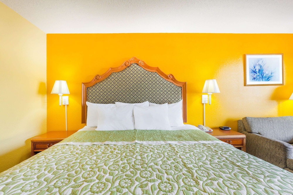 Standard Room, 1 King Bed photo 1