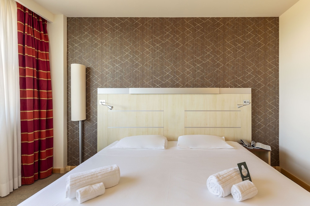Standard Double Room, Non Smoking - Photo 4