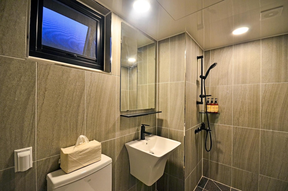 Basic Room, 1 Bedroom (301) - Photo 6