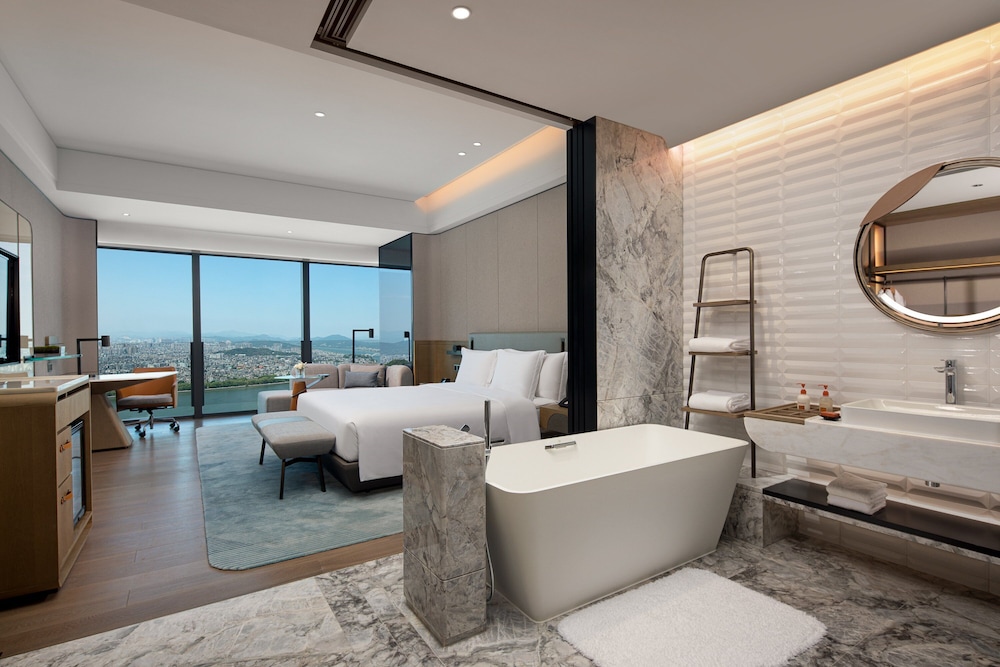 Suite, 1 Bedroom (Guangji Bridge View) - Photo 1