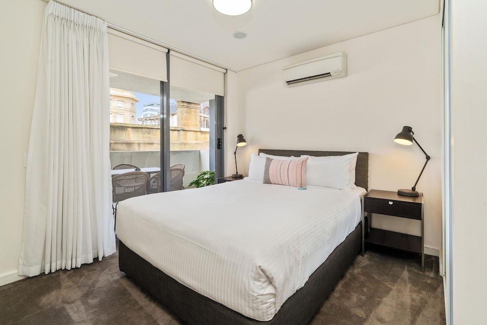 Suite, Non Smoking, City View (Balcony, 1 Queen Bed & 2 Twin Beds) photo 2