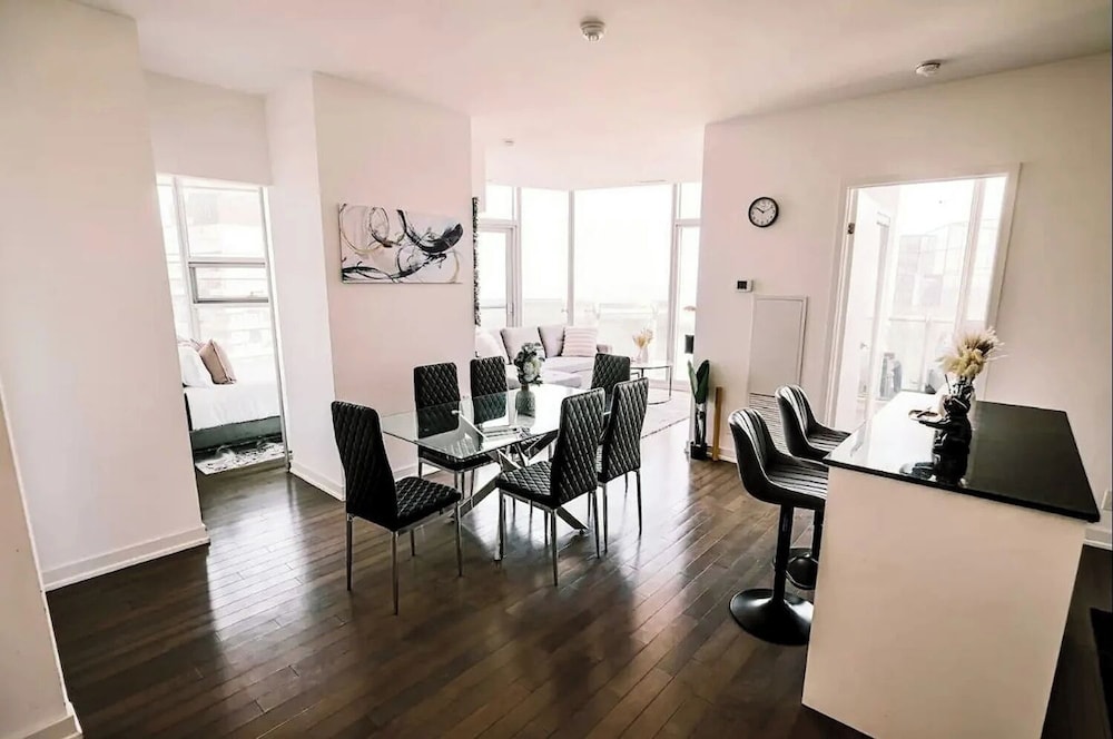 Presidential Suite, City View thumbnail 5