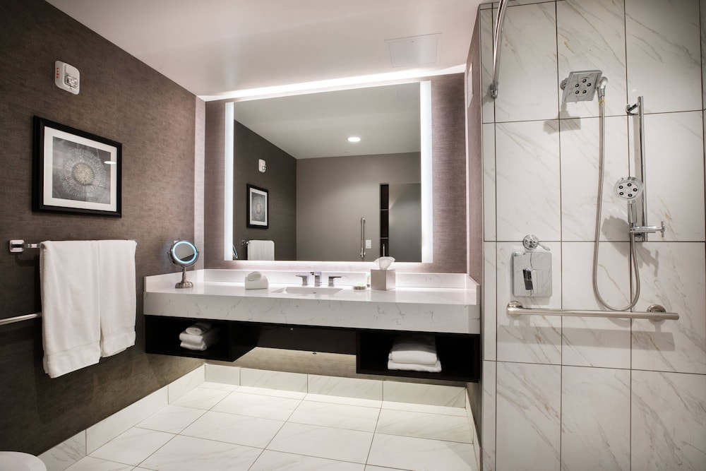 Executive Room, 2 Queen Beds (Mobility/Hearing Access, Roll-In Shwr) - Photo 4