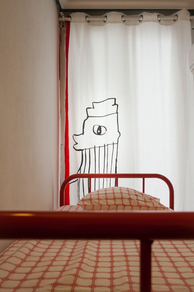 1 cama en una habitación compartida mixta de 4 personas.