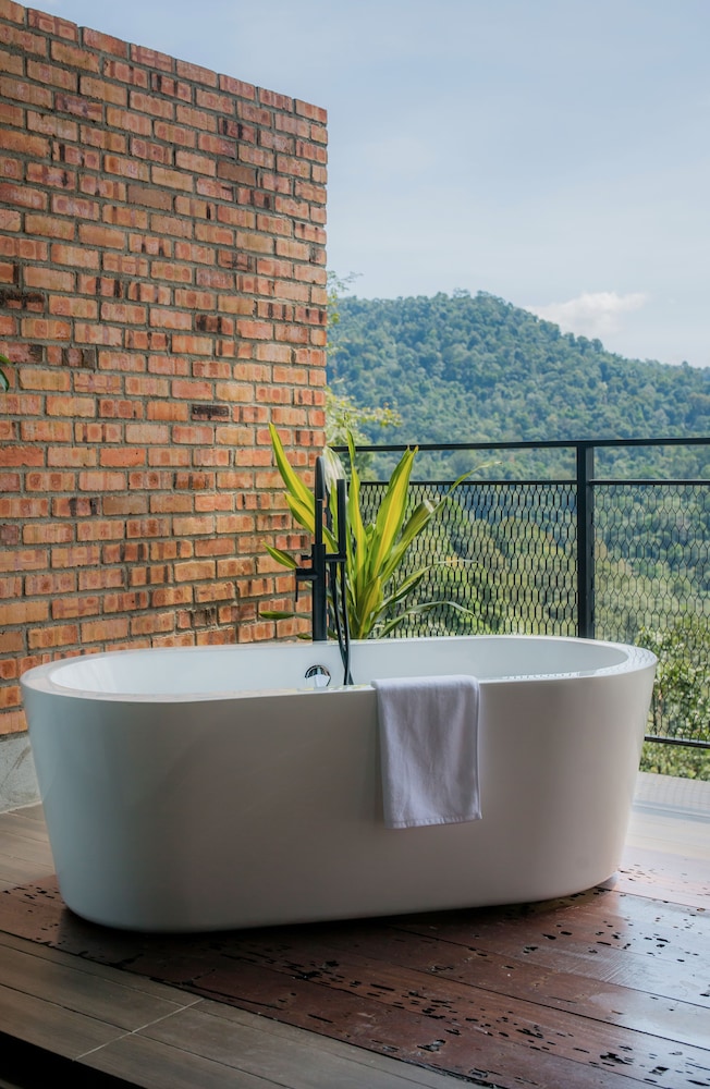 Luxury Room with Balcony - Photo 4
