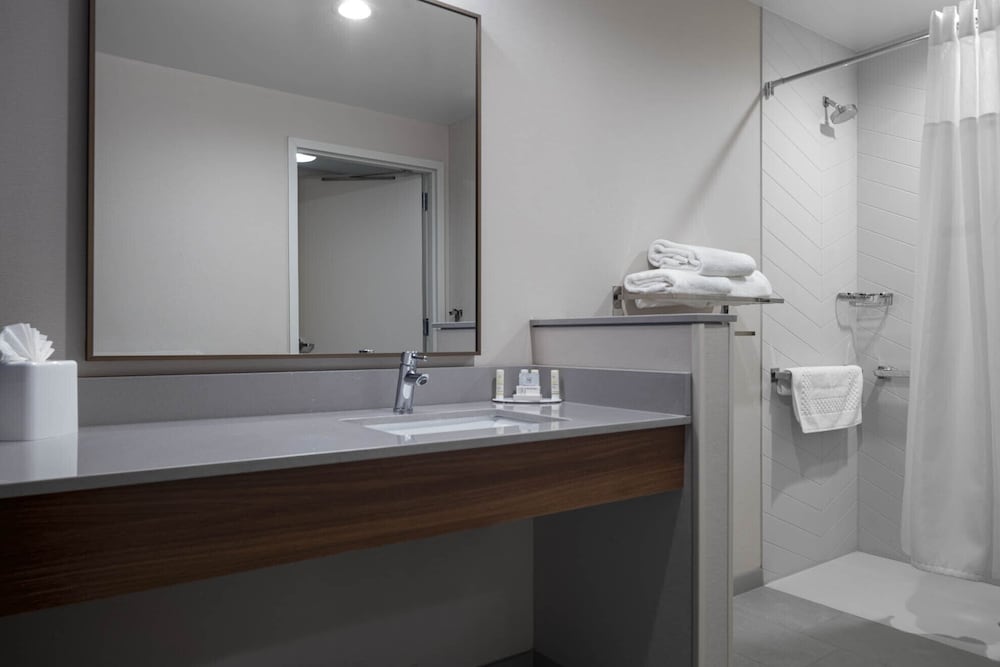 Room, 1 Queen Bed, City View (Hearing Accessible) photo 3