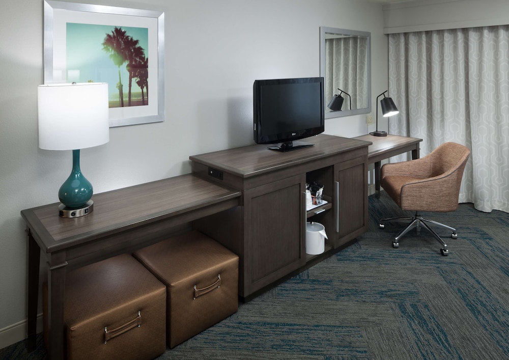 Room, 2 Queen Beds, Accessible (Mobility & Hearing, Roll-in Shower) photo 3