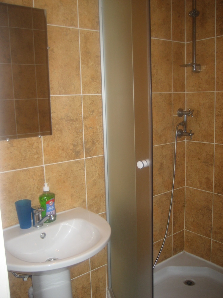 Standard Triple Room, Private Bathroom photo 3
