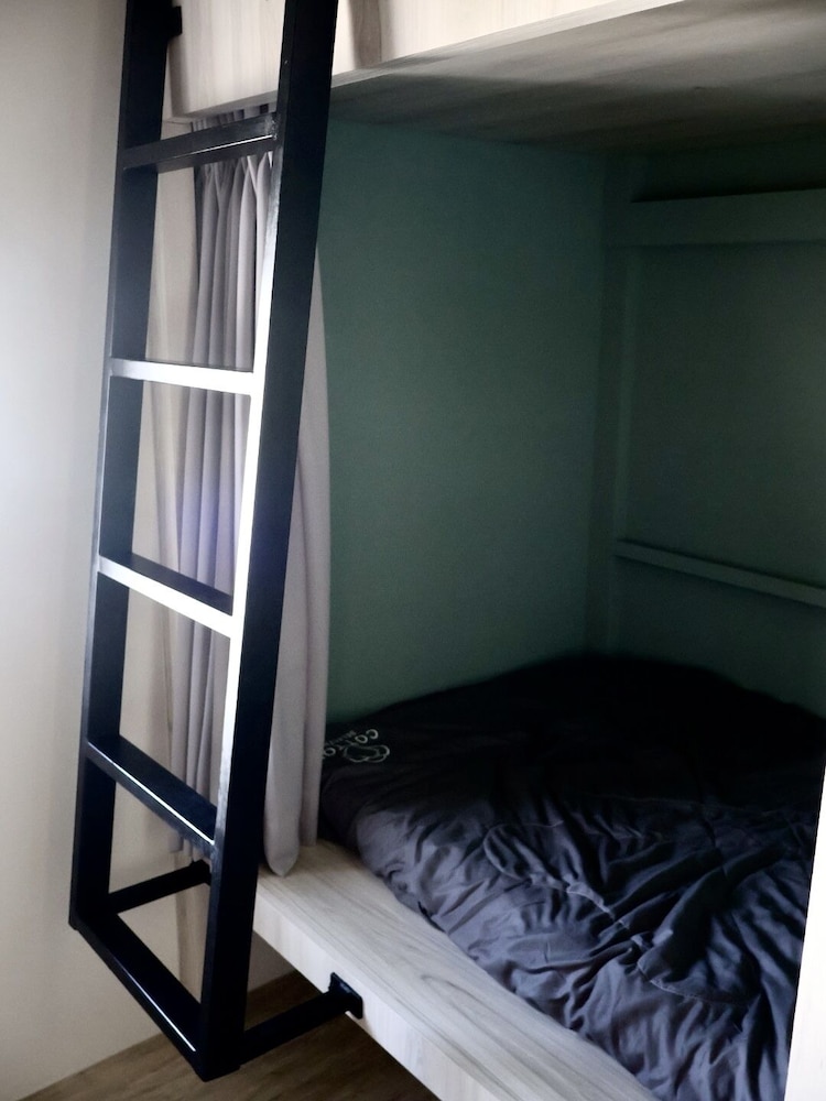 Comfort Quadruple Room, Mixed Dorm, Beachside photo 1