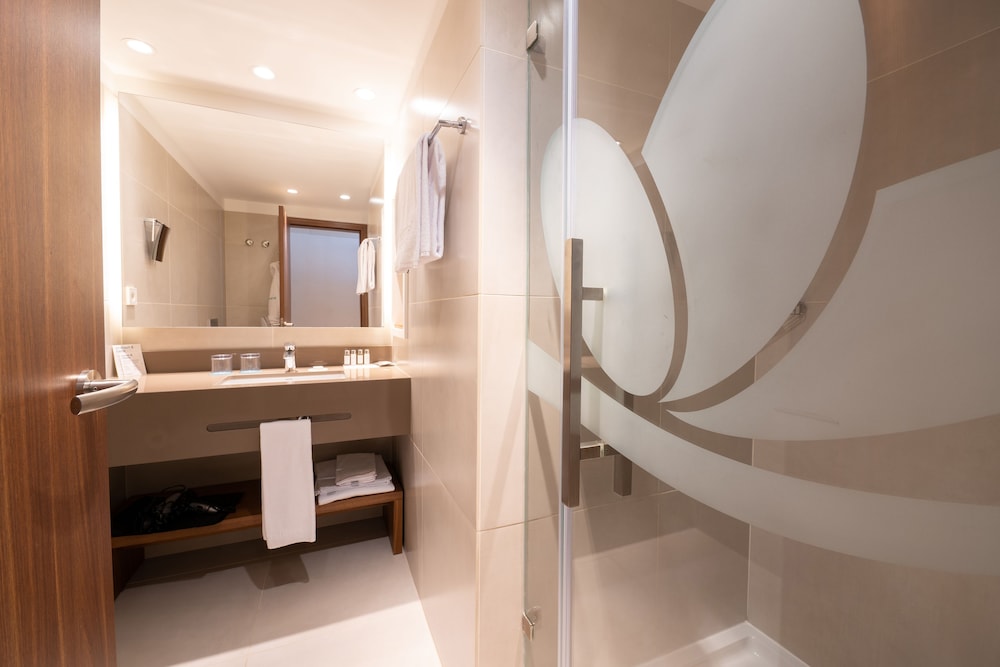 Deluxe Double Room (with extra bed 2 adults and 1 kid) thumbnail 5