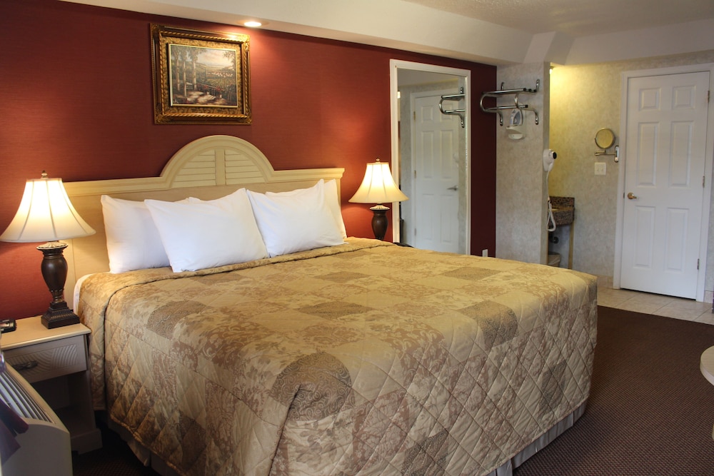 Premium Room, 1 Queen Bed, Non Smoking, Refrigerator & Microwave photo 3