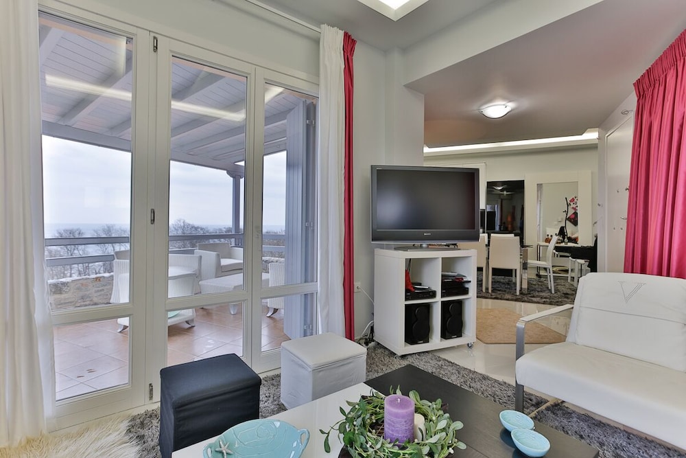 House, 4 Bedrooms, Smoking, Balcony photo 2