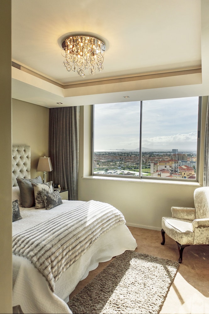 Luxury Two-Bedroom Apartment - Photo 12