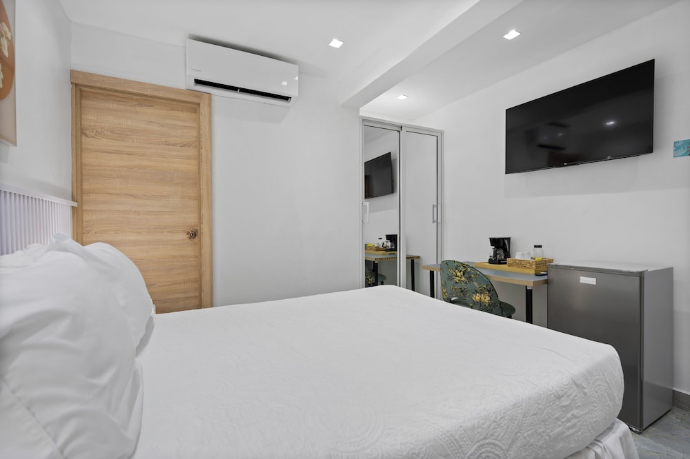 Comfort Room, 1 Queen Bed, Non Smoking, Private Bathroom photo 2