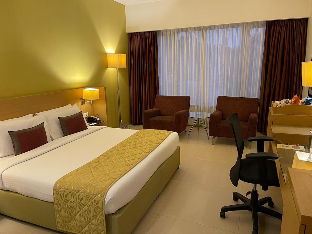 Premium Room, 1 King Bed, Pool View - Photo 1