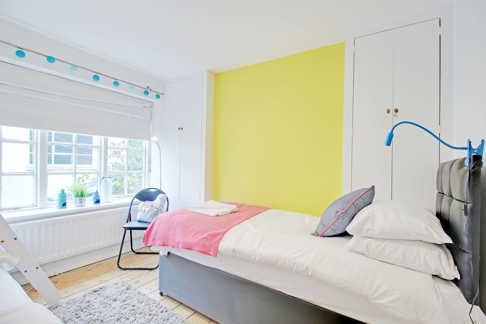 City Cottage, 2 Bedrooms, Courtyard Area photo 3