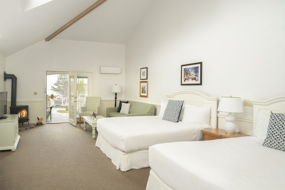 Deluxe Room, 2 Queen Beds, Balcony, Ocean View (Lodge - Ocean View with Two Queen Bed) photo 2