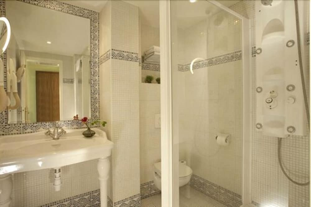 Classic Double Room (Hydromassage Shower) photo 3