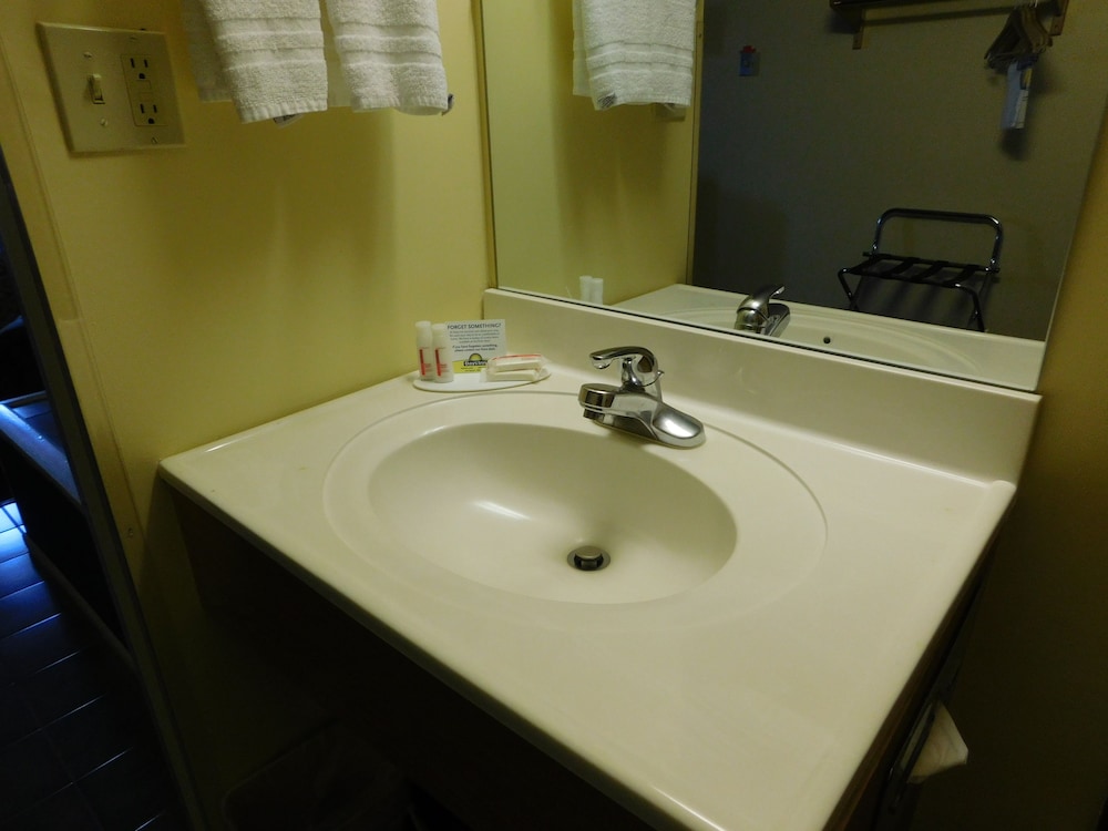Room, 2 Queen Beds, Non Smoking (Pet Friendly) - Photo 4