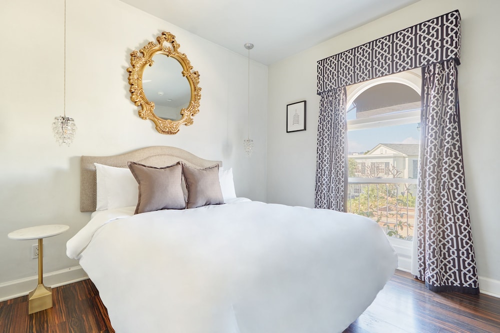 Deluxe Room, 1 Queen Bed photo 1