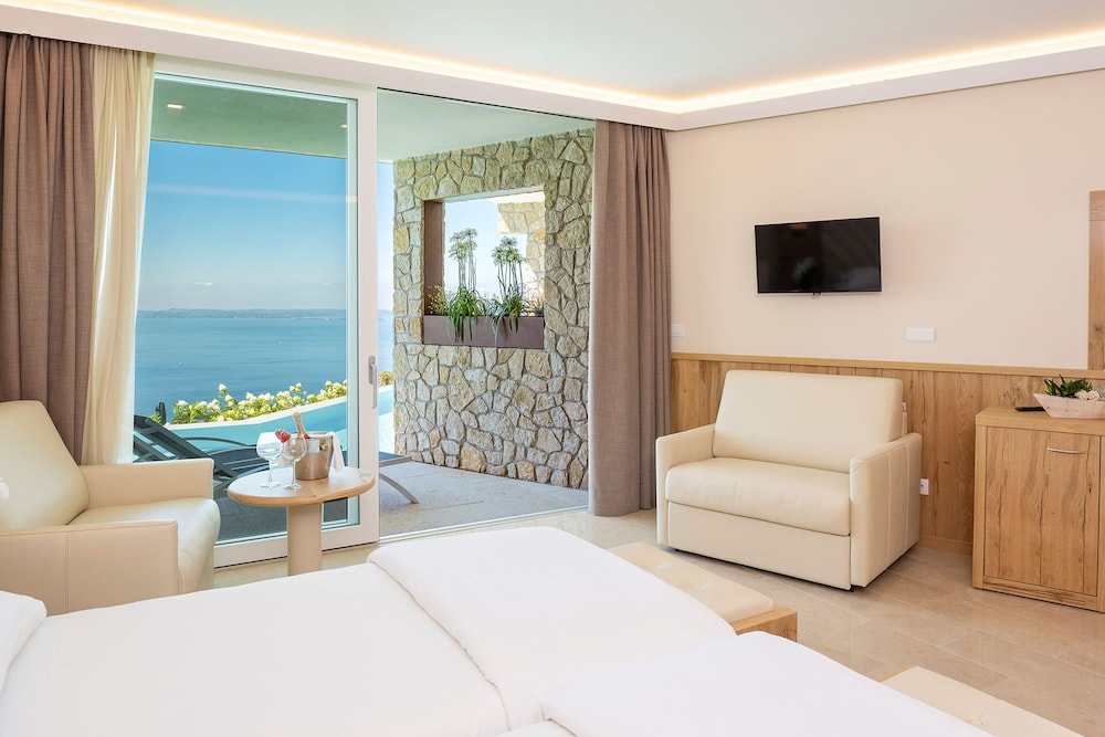 Suite, Pool Access, Lake View photo 3