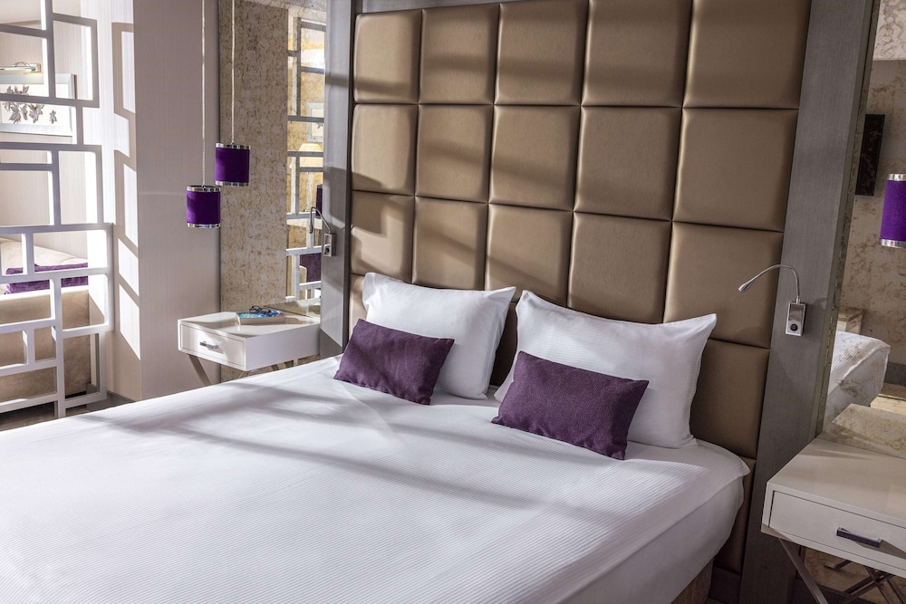 Deluxe Room, 1 King Bed, Sea View photo 3
