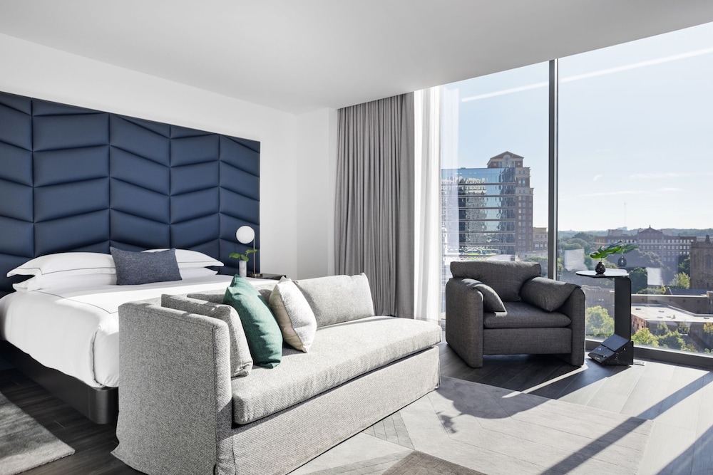 Studio Suite, 1 King Bed (Panoramic Midtown View)