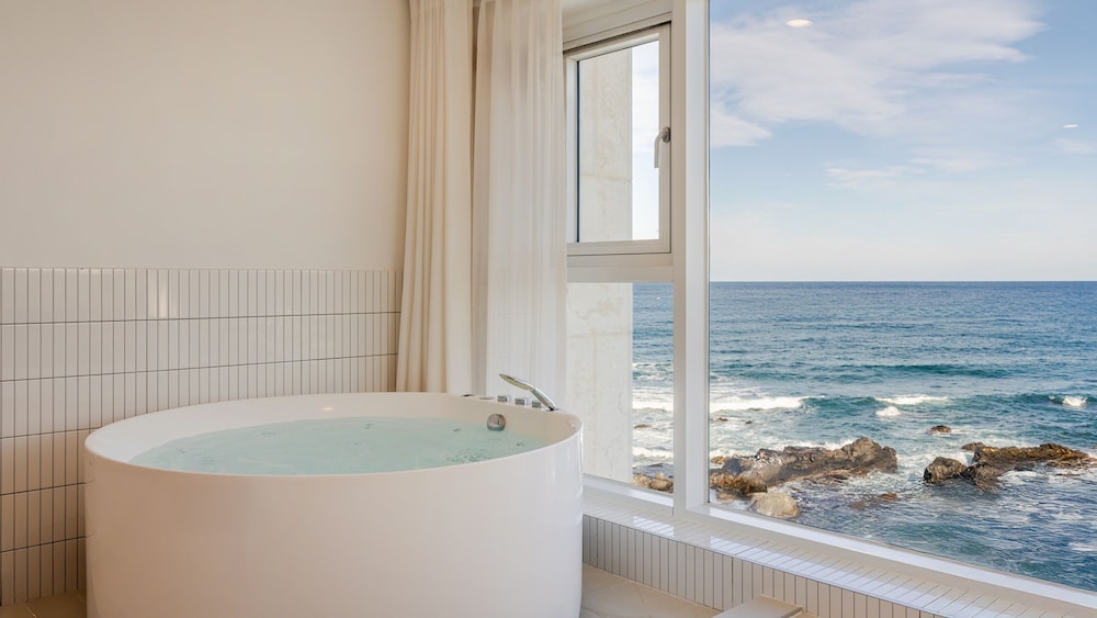 Basic Room, 1 Bedroom (Room 404 (Oceanview/Spa)) photo 3