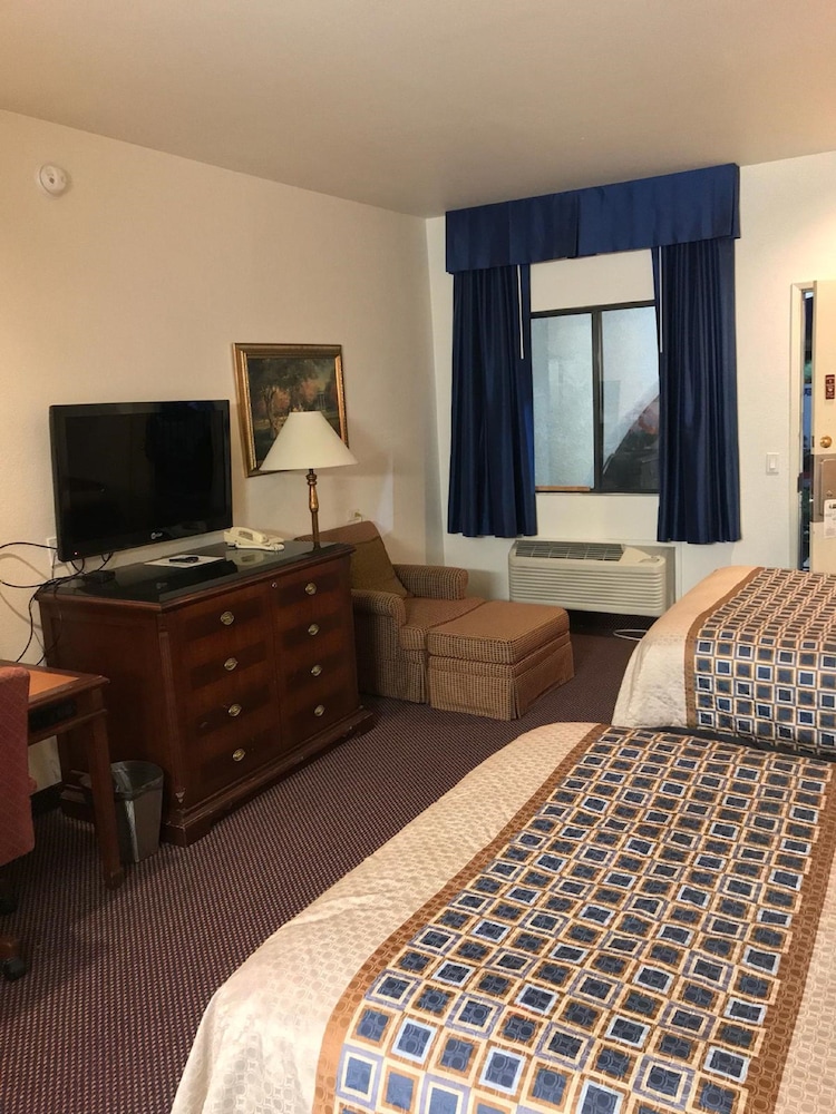 Room, 2 Queen Beds, Non Smoking - Photo 9