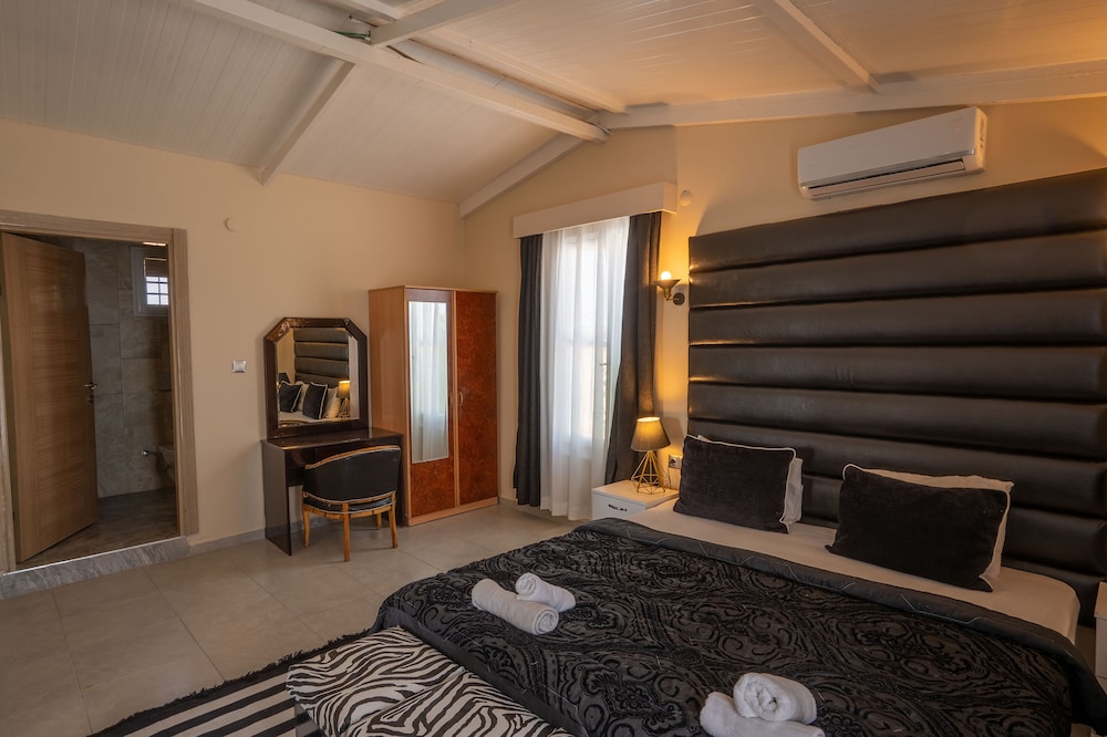 Grand Villa, 2 Bedrooms, Pool View, Poolside photo 3