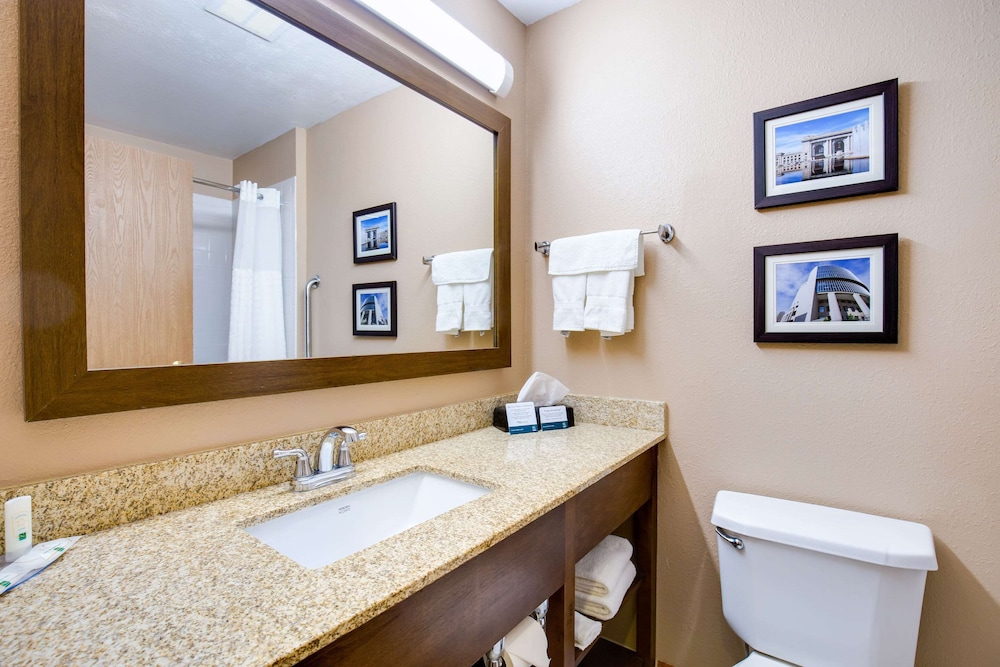 1 King Bed, 1 Bedroom Suite, Non Smoking photo 2