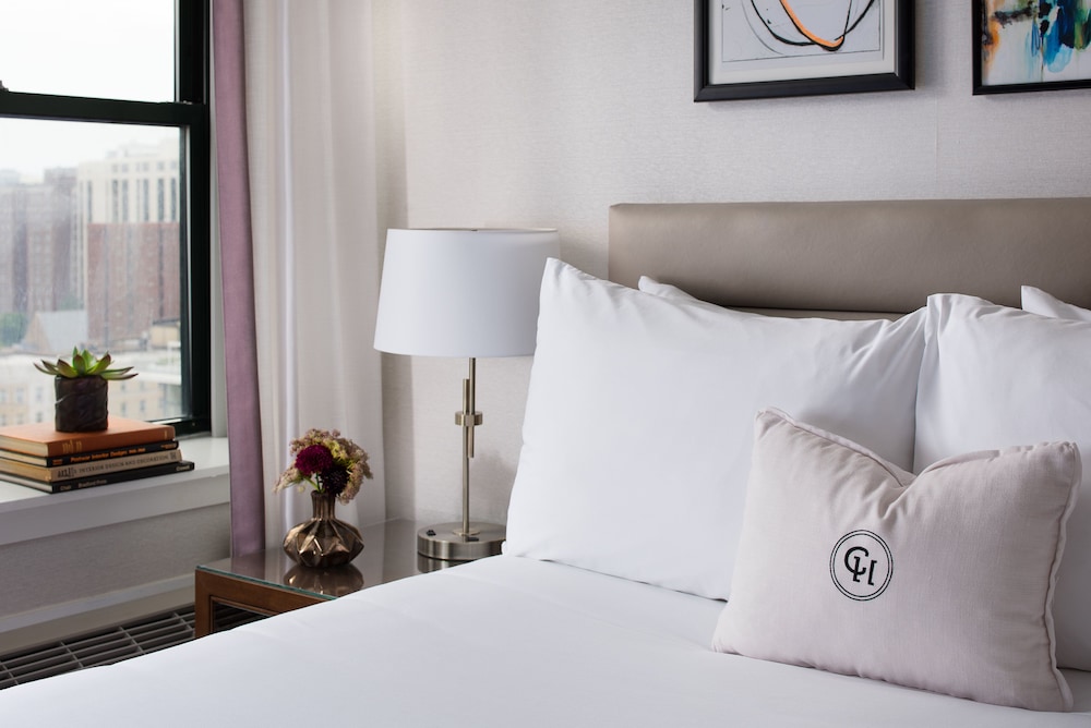 Suite, 1 King Bed - Photo 2