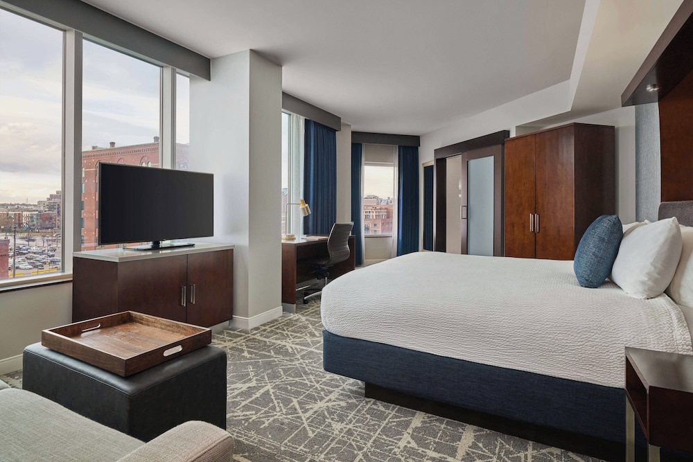 Executive Suite, 1 King Bed with Sofa bed, City View - Photo 9