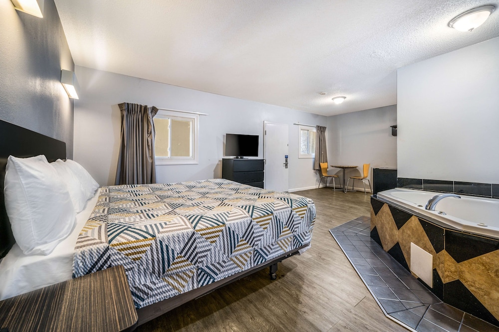 Deluxe Suite, 1 King Bed, Non Smoking, Jacuzzi photo 1