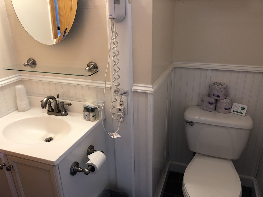 Basic Room, 2 Queen Beds photo 3