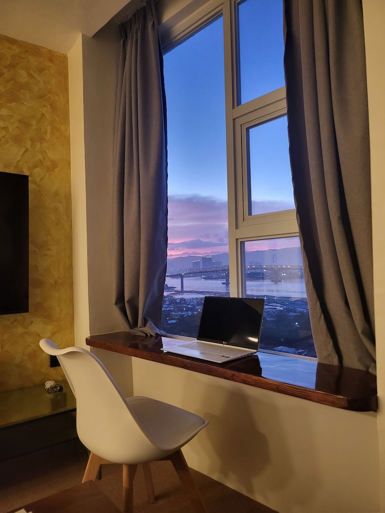Premier Studio Suite with Free Airport Transfer photo 3