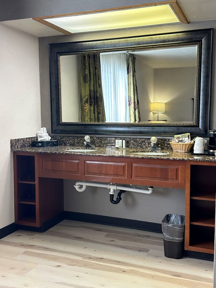 Deluxe Room, 2 Queen Beds, Non Smoking - Photo 16