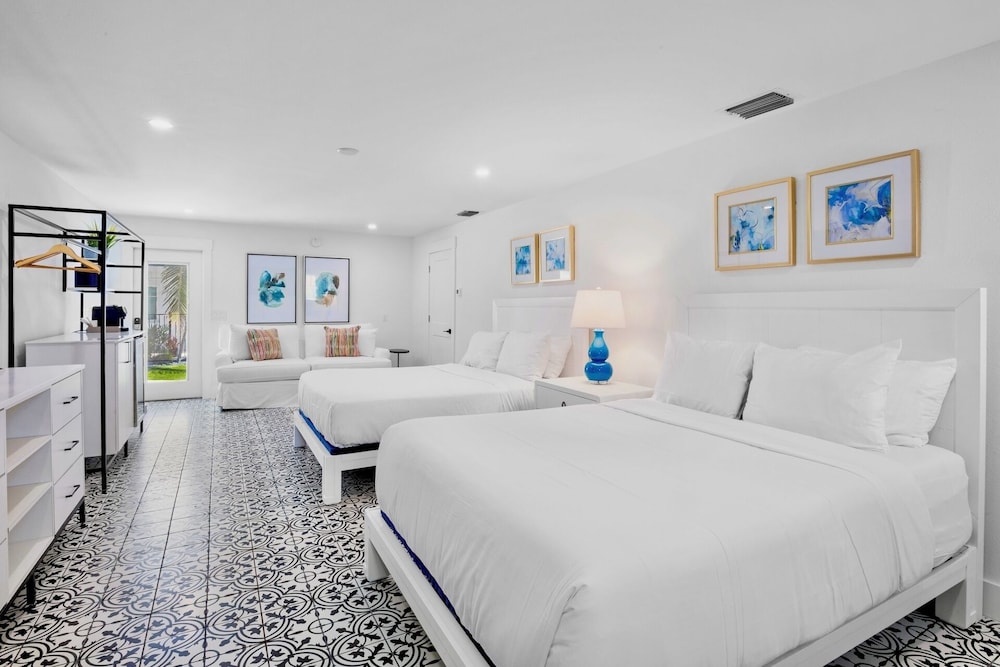 Deluxe Two Queens Suite