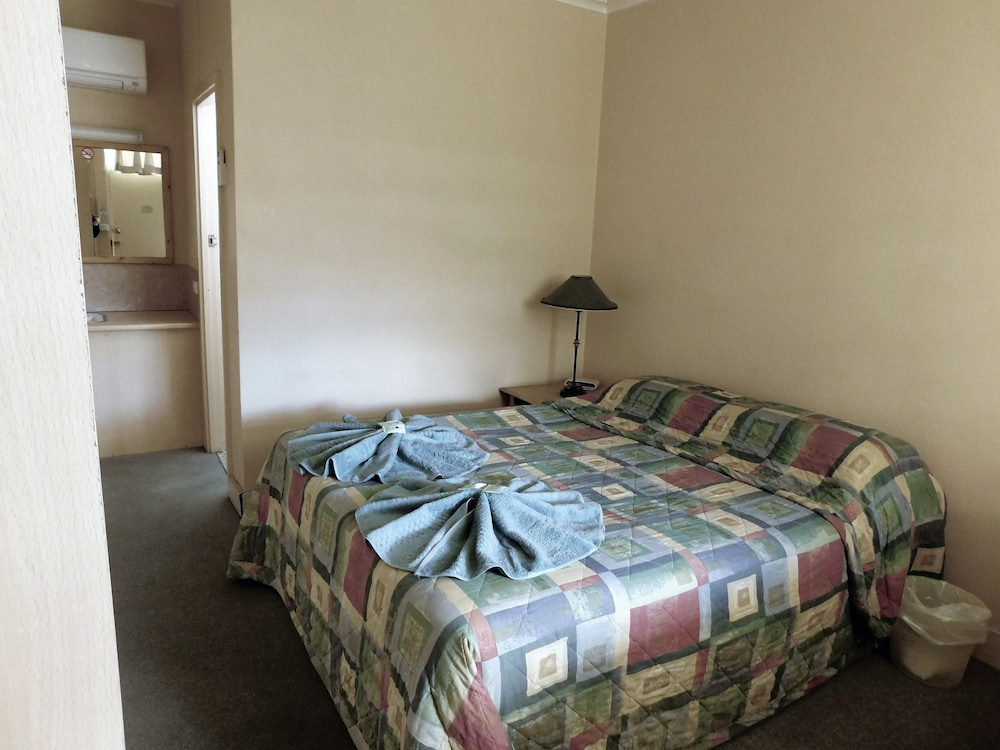 Motel Double with Ensuite Bathroom photo 3